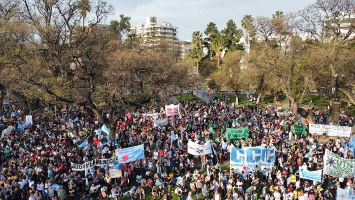 Marcha universitaria en Mendoza: faltazo de dirigentes radicales y una alianza con LLA que tiene asteriscos