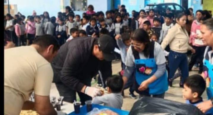 ‘El ángel del sur’ Daniel Raygada se encarga de llevar desayuno a los escolares y caseríos de Ica. Con su dinero, prepara mazamorra morada con sangre vacuna para co...