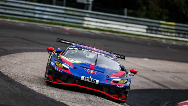 Max Verstappen pisa fuerte y sube al podio en su debut con Ferrari en GT3