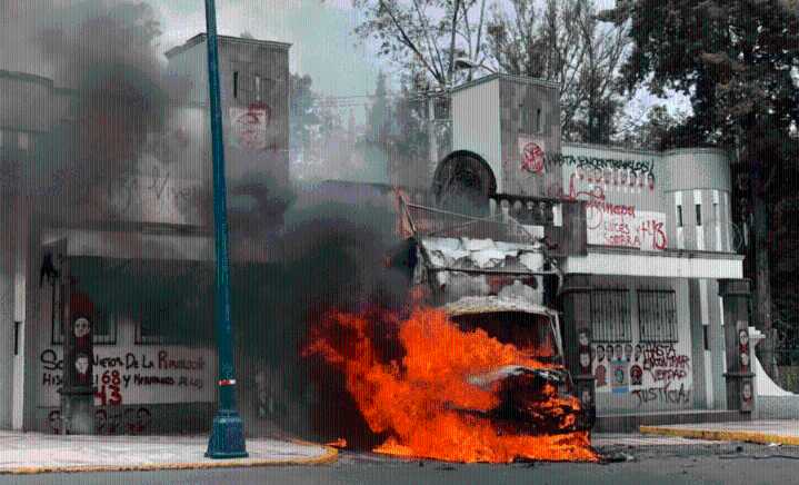 Normalistas derriban e incendian camión en Campo Militar No. 1