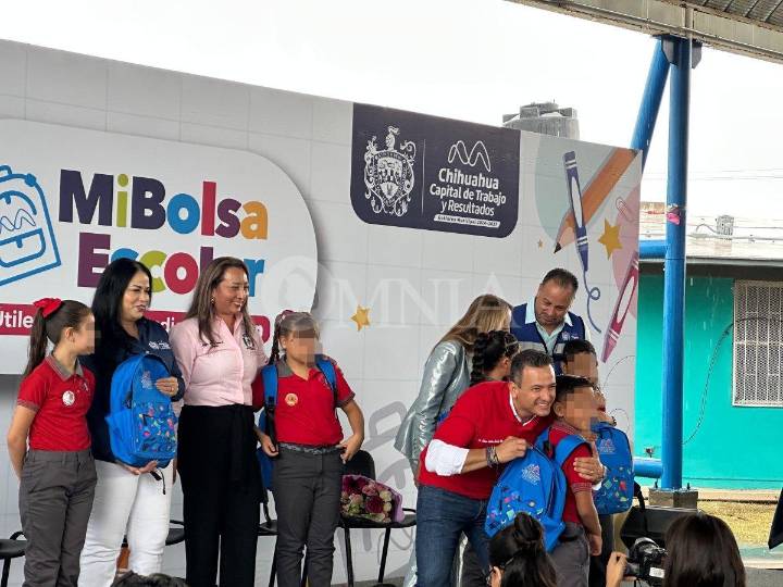 Encabeza el alcalde la entrega de Mi Bolsa Escolar en primaria 24 de febrero