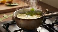 Hervir laurel con limón: por qué recomiendan hacerlo y para qué sirve