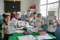 Padres, alumnos y maestros agradecen entrega de cuadernos y paquetes escolares en Ramos Arizpe