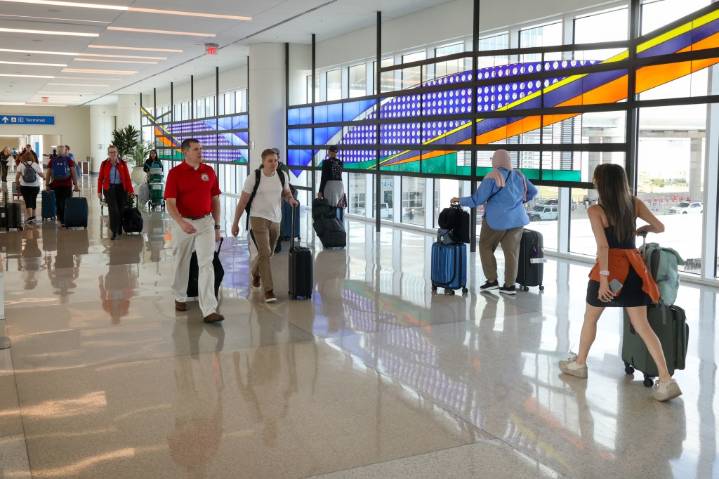 Departures briefly slowed at Orlando airport after radar issue