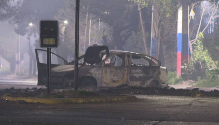 Manifestaciones terminaron con auto quemado y persona en situación de calle baleada en Recoleta