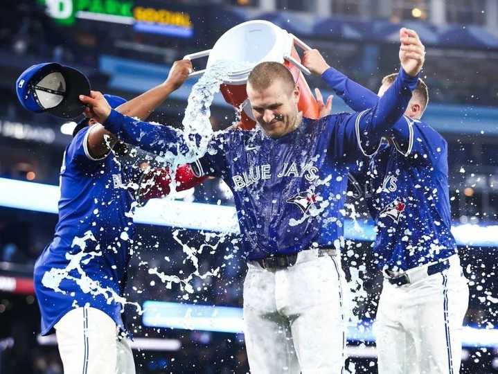 Maple Leafs show support for Blue Jays ahead of ALDS