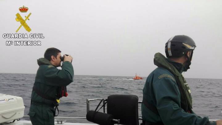 Muere el ocupante de una narcolancha al chocar con una patrullera de la Guardia Civil