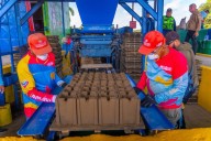 Entregan materiales de construcción a familias afectadas por crecida del río...