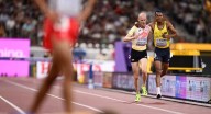 ¡Que bonito gesto! Corredor belga ayuda al colombiano Carlos San Martín a cruzar la línea de meta San Martín, había sufrido una fuerte caída durante la carrera.