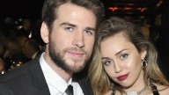 Miley Cyrus guarda vestidos de su historia con Liam Hemsworth en su 'legacy rack'