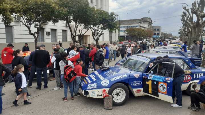 “Glorias del TC” llegó a 25 de Mayo, que vive la fiesta del automovilismo