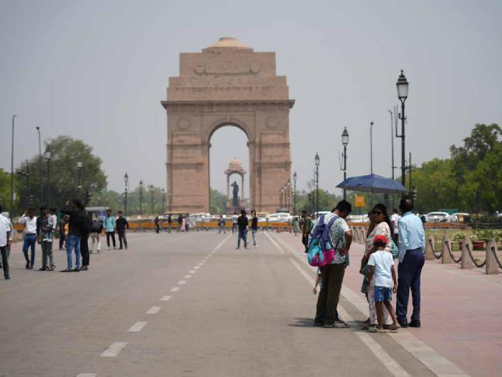 Delhi wakes up to humid morning; IMD forecasts clear skies, hotter days ahead