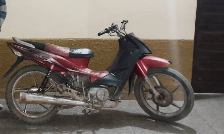 Detuvieron a tres hombres y recuperaron una moto y otros elementos robados