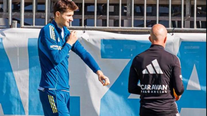 Kosa, central del Real Zaragoza, pisa el césped tras su operación de rodilla hace dos meses
