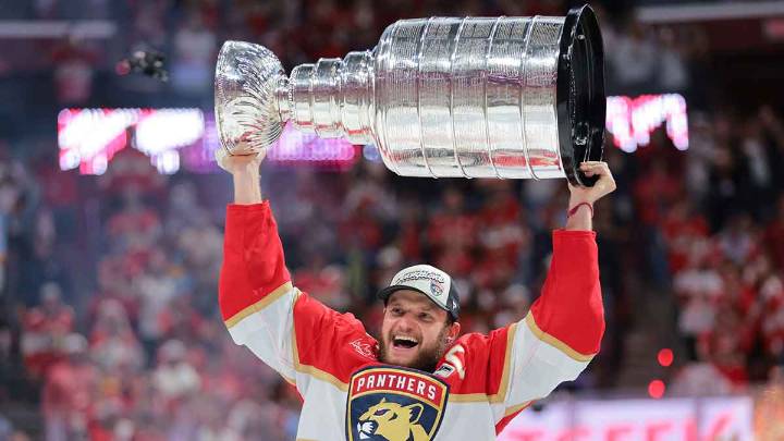 Panthers’ Aleksander Barkov helped off ice with apparent leg injury