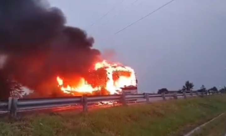 Taxistas incendian un autobus durante una protesta en Zinapécuaro