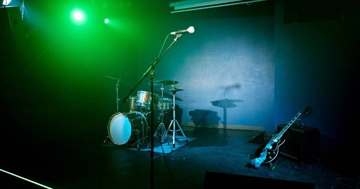 Oasis fan sings iconic song at Tenerife bar and then people realise who it is