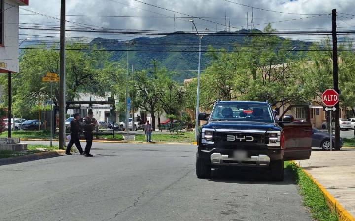 Roban 600 mil pesos a hombre en la colonia Roma en Monterrey; acababa de salir del banco