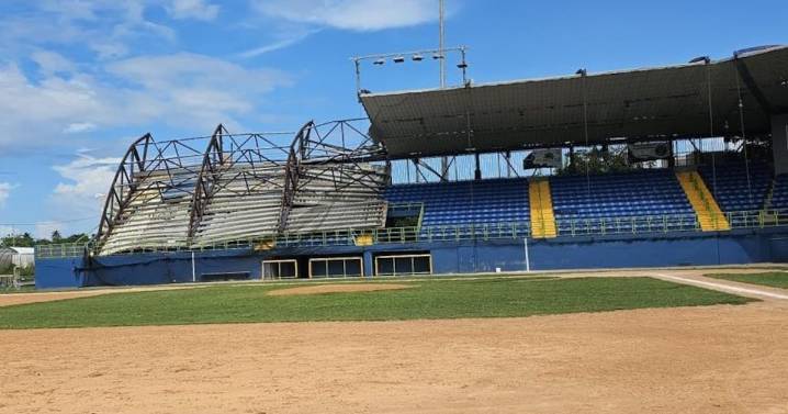 Se desploma techo de parque de pelota en Camuy