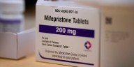 Ley que permite demandar a los proveedores de medicamentos abortivos, se dirige al escritorio del gobernador