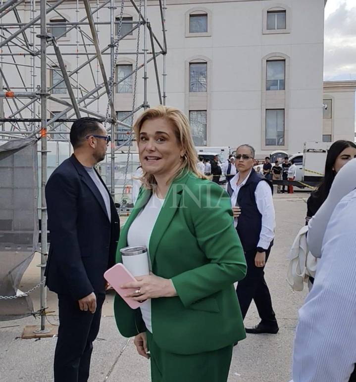 Agradece Maru Campos a contingentes que participaron en el desfile cívico-militar por el 215 Aniversario de la Independencia
