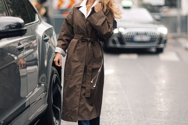 El conjunto más clásico de Bella Hadid es nuestro uniforme de otoño