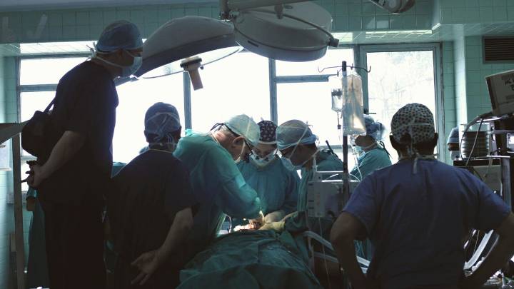 Condenada una clínica de Sevilla a pagar 389.000 euros a los familiares de un paciente que murió tras una reducción de estómago