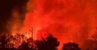 El incendio en Benalmádena que ha obligado a desalojar a un centenar de vecinos, en imágenes