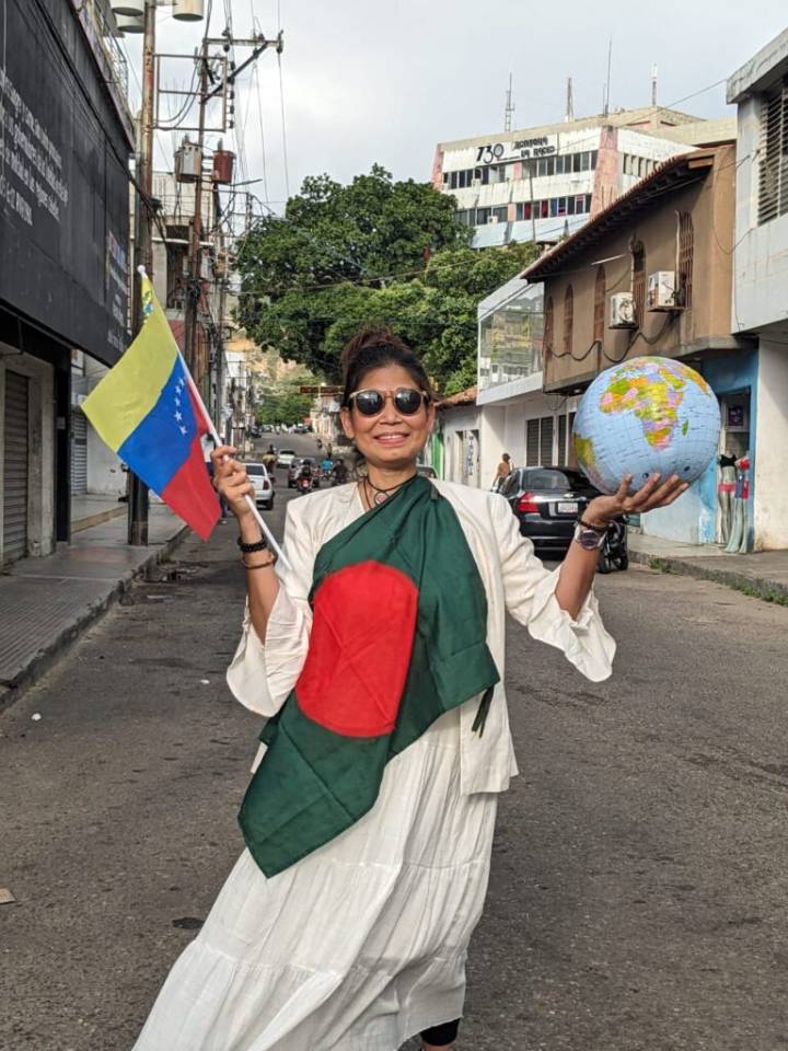 «La mujer de la bandera» arribó a su país 183: ¡Venezuela!