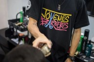 Jóvenes venezolanos labran su futuro en una nueva barbería en Venezuela (+Fotos)