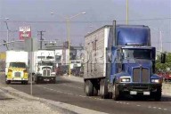 Acusan falta de placas para autotransporte