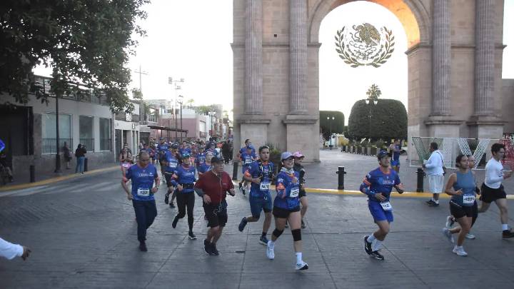 Corredores de 10 y 21K completaron la gran fiesta de la Maratón León 2025