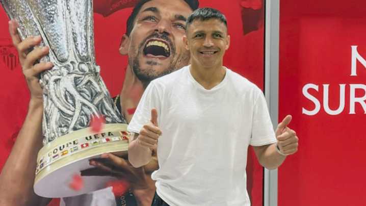 Alexis Sánchez ya llegó a España para firmar una temporada con el Sevilla