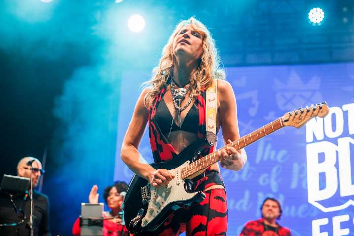 Blues guitarist Ana Popovic can dance if she wants to