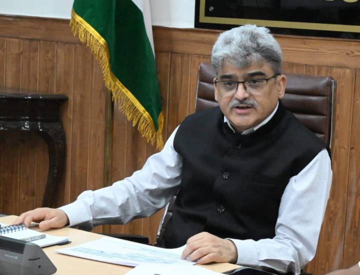 CS assesses progress on transit accommodation for Kashmiri Migrant employees at Zewan