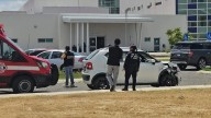 Auto choca contra una ambulancia dentro de un hospital