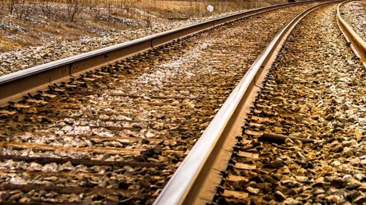 Fallece una persona tras arrollar un tren a un coche en Castilla