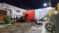 Tráiler termina fuera de la carretera y provoca daños materiales en Margaritas; el conductor se dio a la fuga