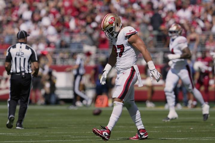 49ers’ Nick Bosa exits game with knee injury, gives thumbs-down to crowd – Winnipeg Free Press