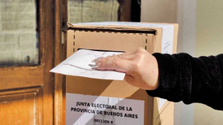 Comunicadores pro-gobierno intentan abandonar el barco