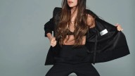 El minivestido negro con el que Victoria Beckham presume de piernas tonificadas a sus 51 años