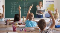 ¿Hasta cuándo se puede solicitar cupo en colegio para niños de grupos poblacionales priorizados en Bogotá?