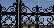 Un juez concluye que Trump violó la ley al congelar los fondos en Harvard