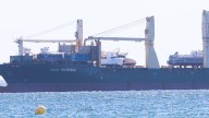 Aduanas mantiene retenido y bajo inspección al 'Lila Mumbai' en la bahía de Algeciras bajo sospecha de transportar armas