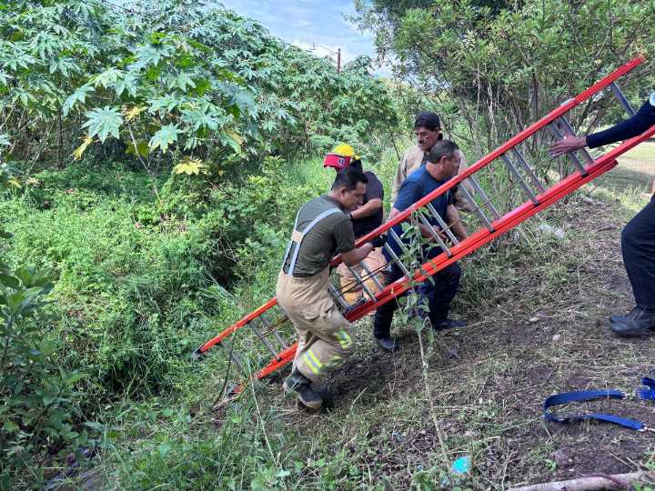 MUJER TRATO DE RESCATAR A SU PERRO Y LO DOS FUERON RESCATADOS