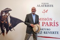 Pérez-Reverte vuelve a "reconciliarse con España" con Alatriste y 'Misión en París'