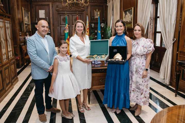 Begoña Carrasco entrega los aderezos oficiales a las reinas de las fiestas Clara Sanz y Ana Colón