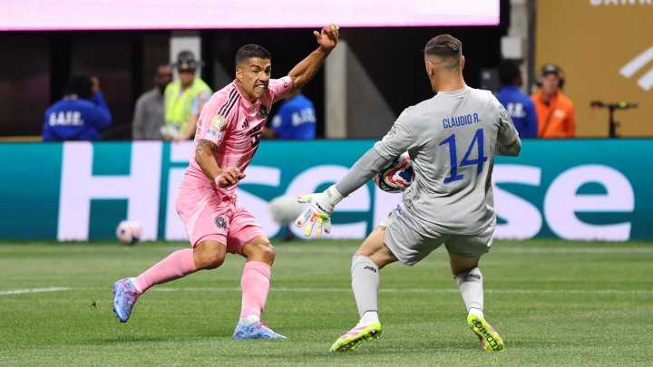 Luis Suárez recibe su castigo: seis partidos por escupir a un entrenador rival