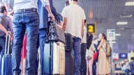 Tres acciones que debe evitar en el aeropuerto: pueden causar malestar con los demás pasajeros e inconvenientes en el avión