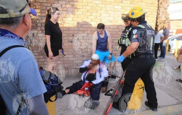 Video: Motociclista es αrrøIIα∂ø por conductora en la Tomás Fernández